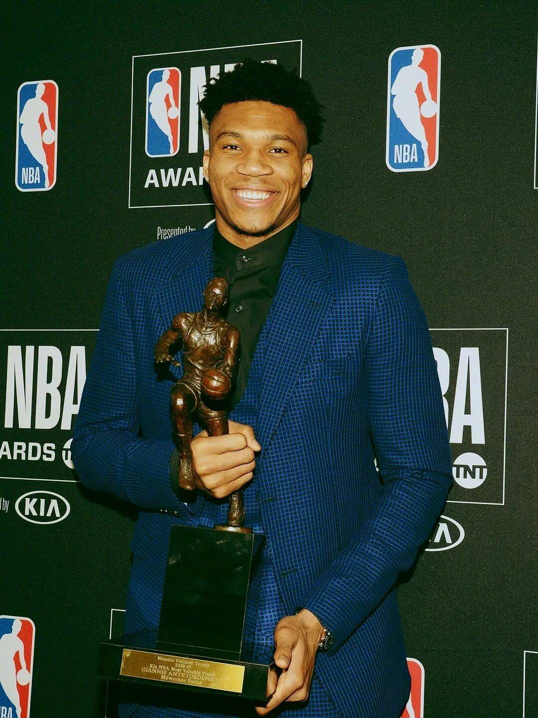 关于雄鹿B队强势尼克斯，拉文打破历史纪录的信息