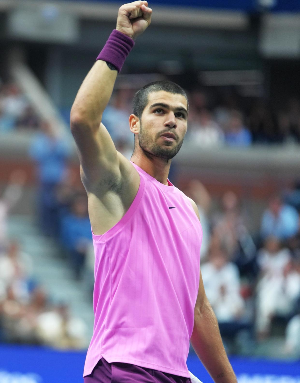 包含意大利网球队鏖战澳大利亚网球队，阿尔卡拉斯统治全场的词条