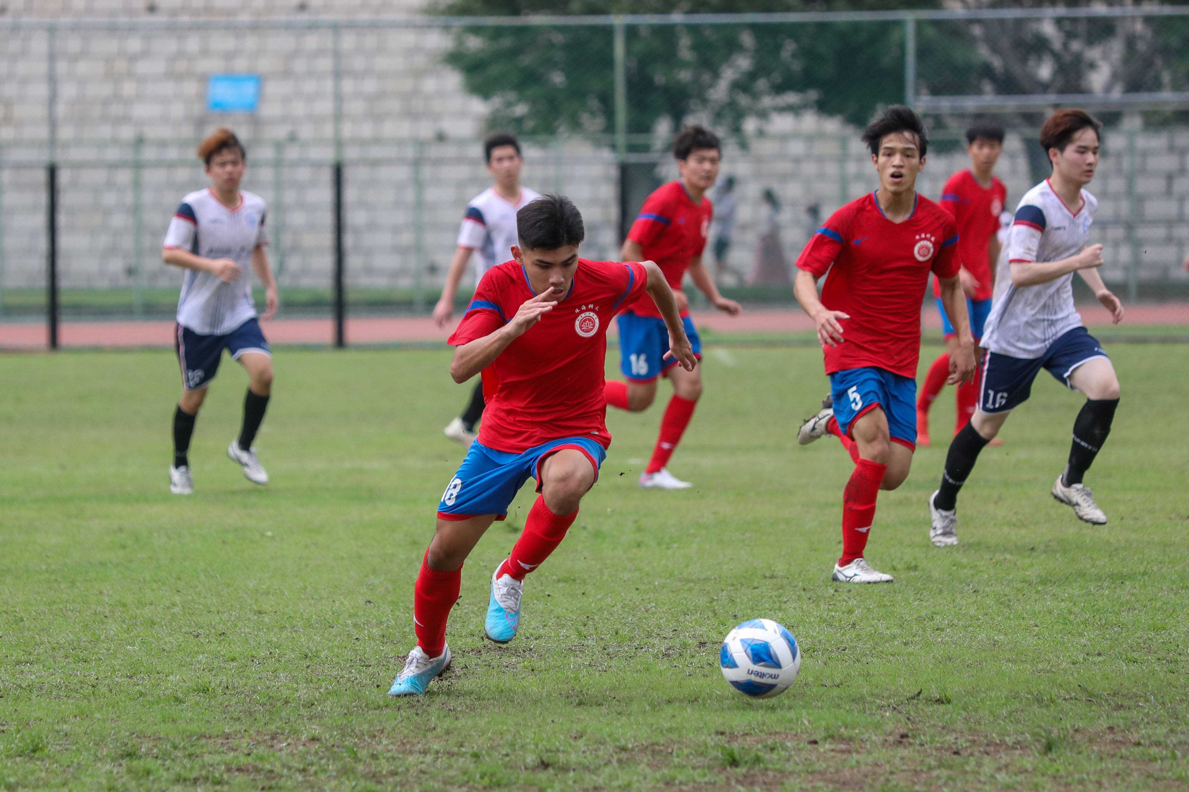 足球场上球队顽强拼搏，全力以赴争夺冠军