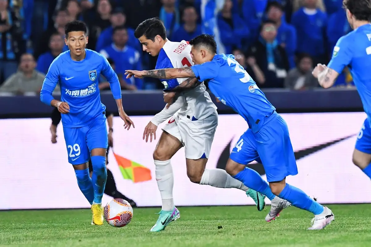 包含本赛季中超焦点战事再度上演，观众热情高涨的词条