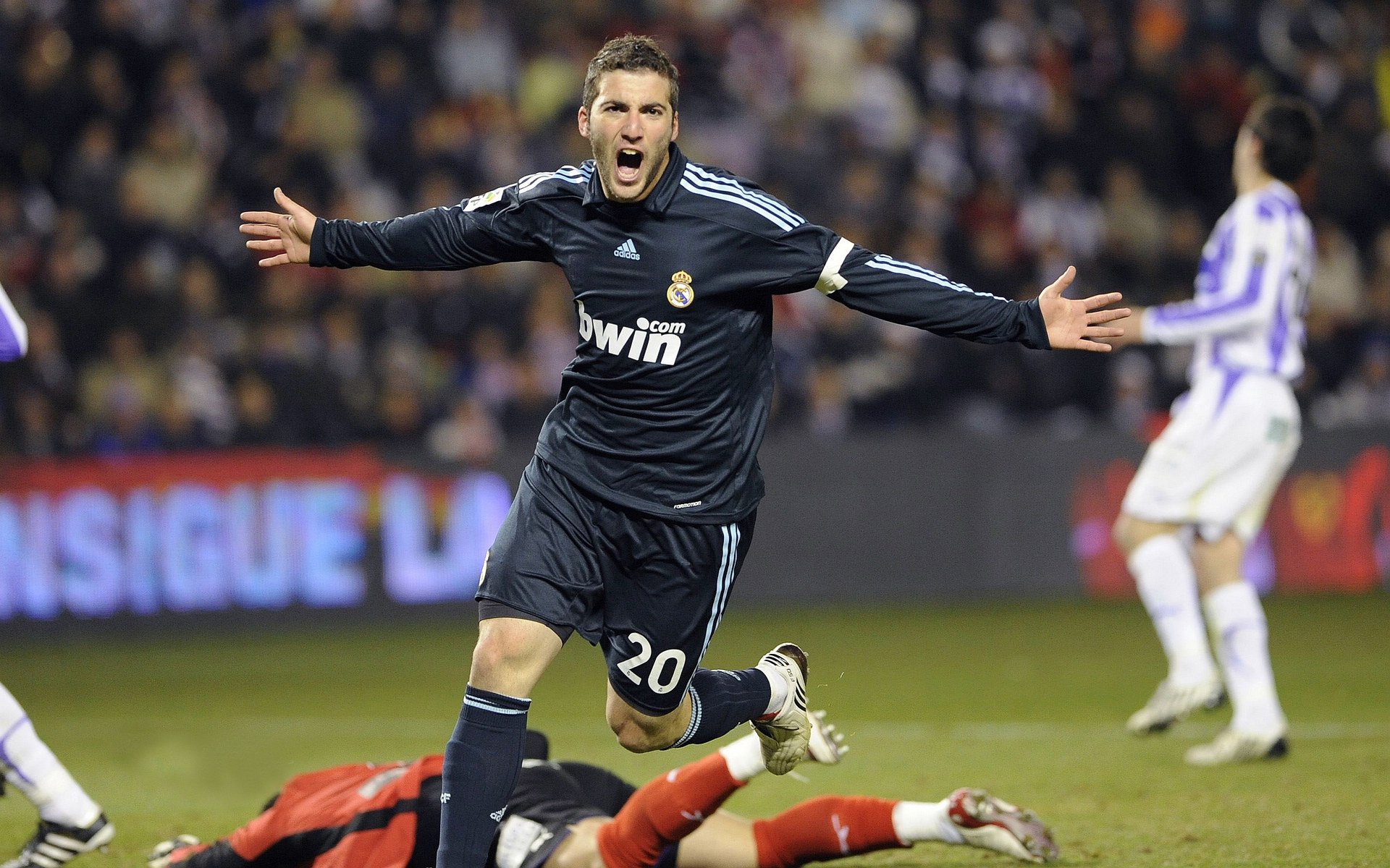 橙色风暴席卷欧陆，从F1赛道到足球场，荷兰的双线争冠启示录