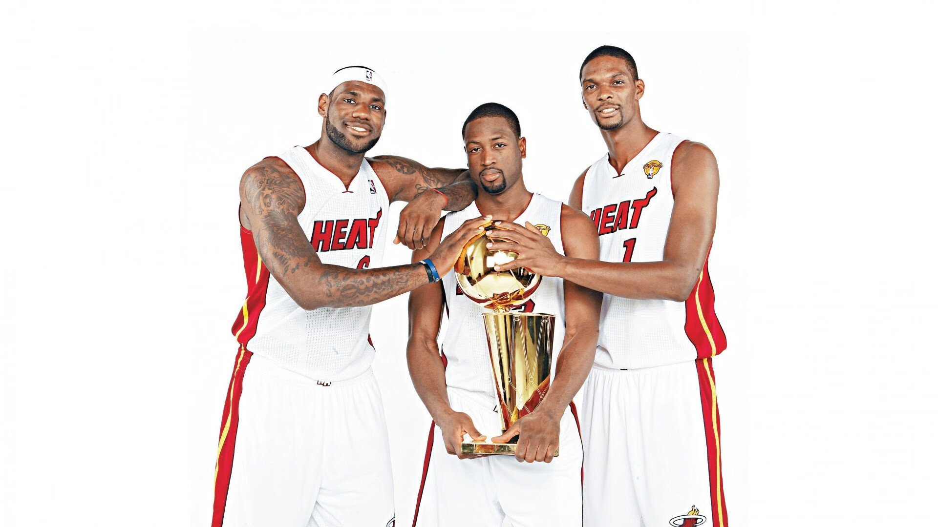 赛道与球场，当F1揭幕战之夜遇上魔术师的胜利