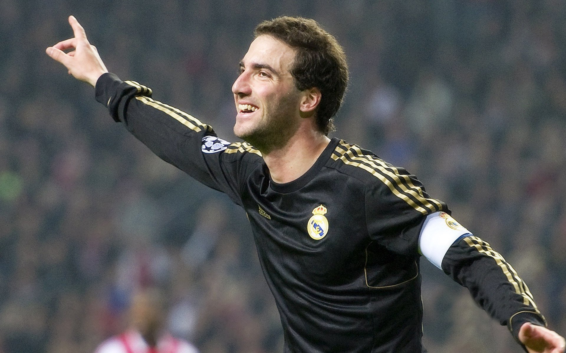 富安健洋关键节点连续得分，巴西风暴冲垮比利亚雷亚尔防线